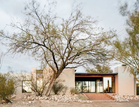 Modern Desert Home Exterior, Desert Home Exterior, Modern Desert Home, House In The Desert, Desert Architecture, Joshua Tree House, Modern Desert, Desert House, Desert Living