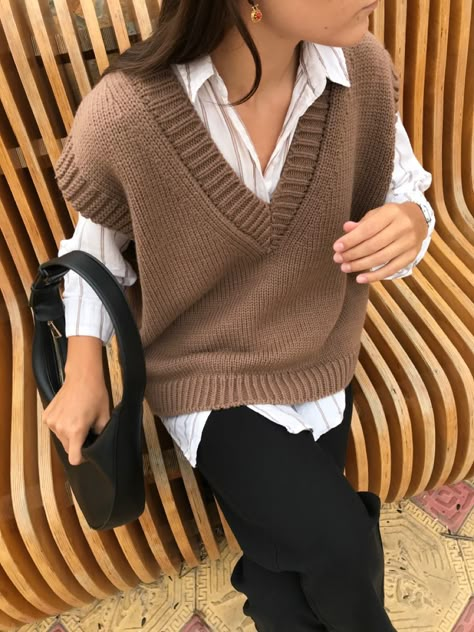 Outfit Ideas Sweater, Vest Outfit Ideas, Sweater Vest Knit, Knit Vest Outfit, Outfit Beige, Vest Knit, Outfit Street Style, Knit Vest Pattern, Vest Sweater