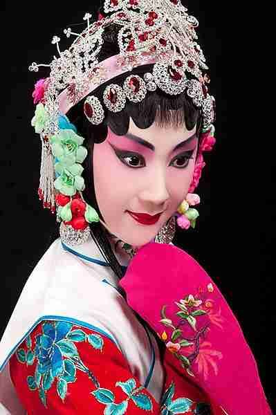 Chinese Opera Dance Competition Makeup, Opera Show, Lion Dragon, Beijing Opera, Beaded Headpiece, Chinese Opera, A Night At The Opera, China Clothes, Dragon Dance