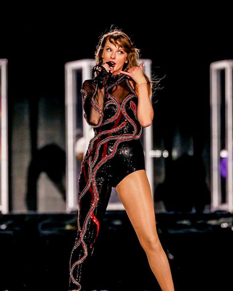 Taylor Swift Fotos, Tied Dress, Estilo Taylor Swift, Taylor Swift Cute, Swift Photo, Taylor Swift Outfits, Taylor Swift Concert, Taylor Swift Album, Taylor Swift Wallpaper