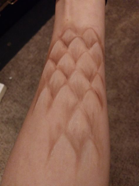 Flesh tone dragon scales.  #facepaint Dragon Scales Makeup, Dragon Scale Makeup, Scale Makeup, Scale Skin, Dragon Skin, Dragon Scales, Dragon Scale, White Face, Cosplay Makeup