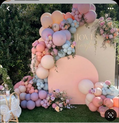 Pastel Floral Balloon Garland, Pastel Bridal Shower Backdrop, Bridgerton Party Balloons, Fairy Garden Birthday Backdrop, Fairy Party Backdrop Ideas, Diy Tea Party Backdrop, Fairy 1st Birthday Balloon Garland, Fairy Theme Balloon Decoration, Enchanted Fairy Garden Party Balloons