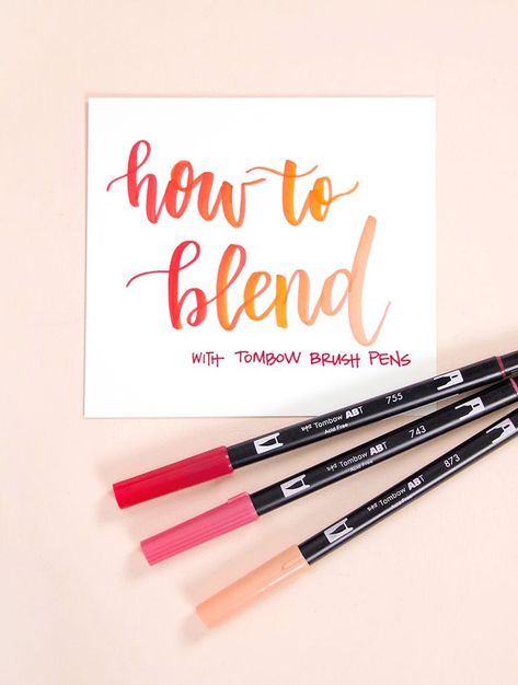 how to blend lettering with tombow dual brush pens - learn how to use a blending palette to transition from one color to another #handlettering #lettering #tombow #brushlettering Brush Letters, Brush Lettering Tutorial, Lettering For Beginners, Tombow Pens, Letters Ideas, Brush Texture, Tombow Brush Pen, Tombow Markers, Brush Pen Art