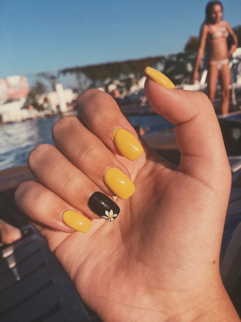 Black And Yellow Nails, Cute Red Nails, Nails Easter, Custom Press On Nails, Daisy Nails, Short Nails Art, Nails Spring, Black Nail, Nail Designs Glitter