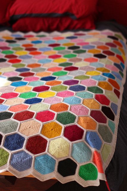 beautiful! Hexagon Crochet Pattern, Crochet Bed, Crocheted Blanket, Mode Crochet, Crochet Hexagon, Crochet Quilt, Crochet Motifs, Crochet Squares, Knit Or Crochet