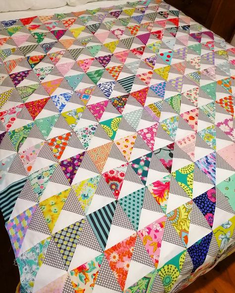 Something new at last! A finished quilt top. State of my dining table in pic 2. Could this be the return of my sewjo!?! . . . #quiltpattern… | Instagram Quilt Modernen, Scrappy Quilt Patterns, Half Square Triangle Quilts, Easy Quilt, Scrap Quilt Patterns, Easy Quilt Patterns, Patchwork Quilt Patterns, Quilt Baby, Scrappy Quilt