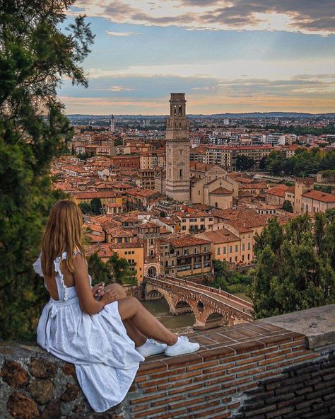 Romantic Pics, Italy Verona, Florence Photography, Italy Girl, Travel Couples, Italy Pictures, Verona Italy, Italy Aesthetic, Europe Tours