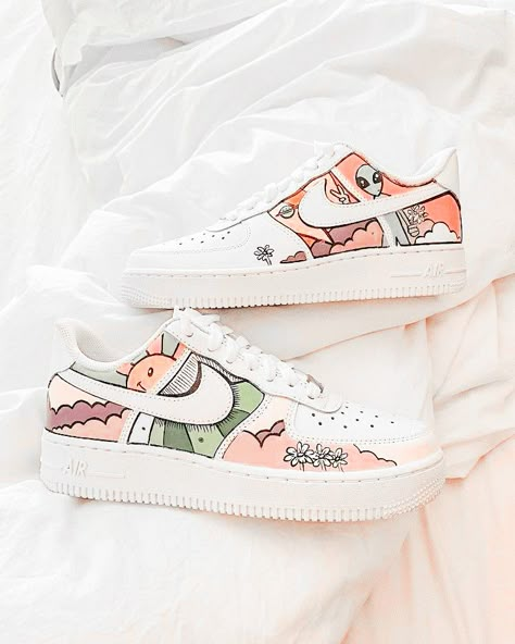 Drawing On Nike Shoes, Draw On Sneakers, Shoe Painting Ideas, Custom Baby Shoes, Painted Shoes Diy, Custom Sneakers Diy, Shoe Painting, Diy Sneakers, Nike Shoes Air Force