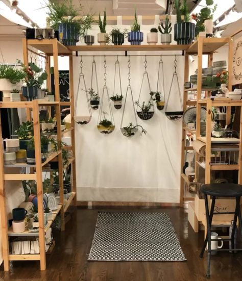 Craft Show Plant Display, Modern Vendor Booth Display, Plant Vendor Booth, Home Decor Vendor Booth, Plant Vendor Booth Display Ideas, Plant Booth Craft Fairs, Craft Fair Plant Booth, Small Retail Booth Design, Halloween Vendor Booth