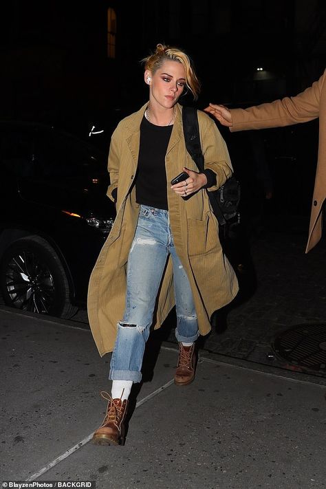 Coat With Jeans, Kirsten Stewart Style, After Engagement, Andro Fashion, Iris Fashion, Suede Trench Coat, Nyc Outfits, Kristen Stewart Style, City Outfits