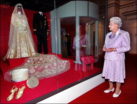 Britain's Queen Elizabeth II looks at her 1947 wedding gown. Elizabeth Wedding Dress, Queen Elizabeth Ii Wedding, Queen Elizabeth Wedding, Wedding Dresses Vintage Princess, 70th Wedding Anniversary, Princesa Elizabeth, Queens Wedding, Queen Wedding Dress, Royal Wedding Dresses