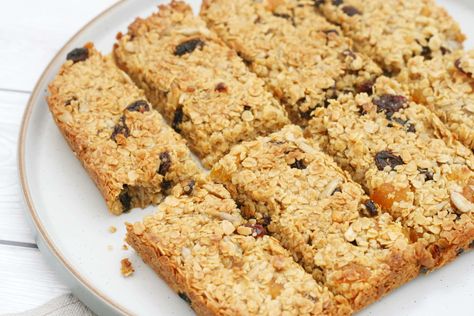 Honey Flapjacks, Chocolate Traybake, Bars Recipes Healthy, Easy Biscuit, Flapjack Recipe, Chocolate Raisins, Easy Biscuit Recipe, Honey Chocolate, Tray Bake Recipes