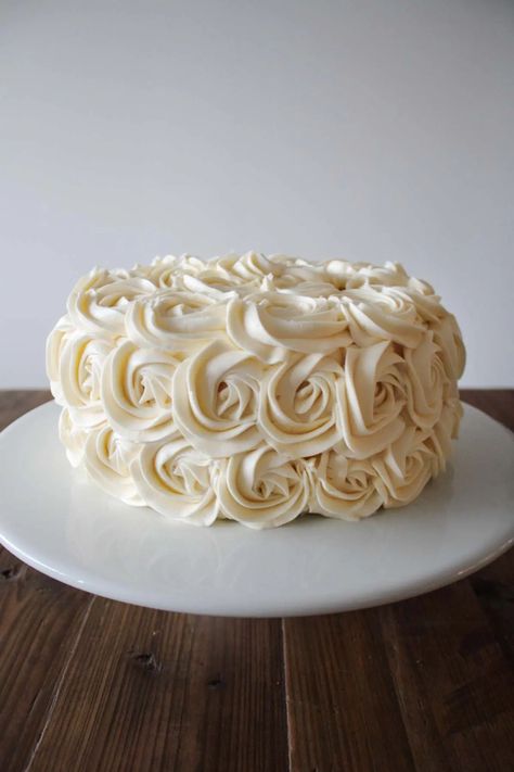 Wedding Cake Frosting Recipe, Homemade Buttercream Icing, Wedding Cake Icing, American Buttercream Recipe, Buttercream Recipes, Homemade Frosting Recipes, Wedding Cake Frosting, Easy Chocolate Ganache, Buttercream Icing Recipe