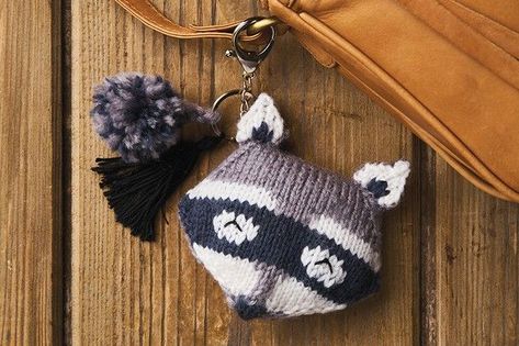 Knitted keyring pattern Knitting Abbreviations, Simply Knitting, Crochet Keychain Pattern, Knitting Magazine, Easy Knitting Patterns, Quick Crochet, Crochet Keychain, Dk Yarn, Free Knitting Pattern