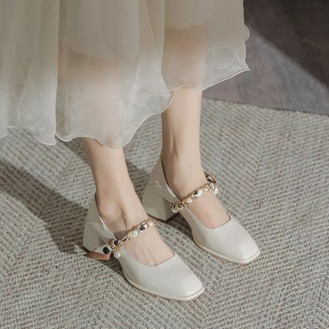 #sepatukerja #heelskorea #ootd Elegant Shoes Heels, College Shoes, Shoes Korean, Mules Heels, Shoes Teen, Loafer Shoes Women, Elegant Shoes, Loafers Shoes, Women's Casual Style