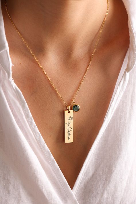 Personalized Necklace Ideas, Birth Flower With Name, Necklace Name Design, Future Jewelry, Baby Diy Projects, Necklace Name, Necklace Birthstone, Gold Fashion Necklace, Birth Flower