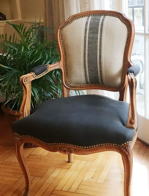 A great combination of fabrics. (Photo source unknown) French Provincial Decor Living Room, Upcycled Dining Chairs, Upholstered Chairs Diy, Classic Furniture Living Room, Sofas Vintage, Reupholster Chair Dining, Reupholster Chair, Reupholster Furniture, Antique Sofa