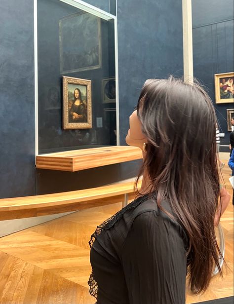 Mona lisa paris pose paris aesthetic photo ideas parisian style paris inspo Louvre Instagram Pictures, Louvre Museum Photo Ideas, Paris Photo Ideas Instagram, Louvre Photo Ideas, France Photo Ideas, Paris Poses Photo Ideas, Masterpiece Aesthetic, Museum Picture Ideas, Museum Photo Ideas