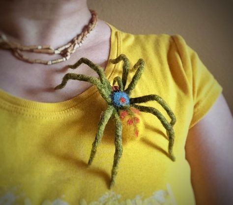 Felted Spider, Creepy Halloween Decor, Colorful Spider, Spider Ornament, Halloween Web, Creepy Toys, Creepy Halloween Decorations, Felt Mobile, Felt Halloween