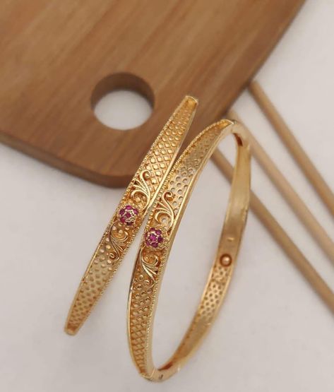 New Gold Bangles Designs 2024, Bangles Jewelry Designs Gold Daily Use, Stylish Bangles, Simple Gold Bangle, Traditional Ideas, 22k Gold Bangles, Bridal Jewelry Sets Brides, Wedding Jewelry Sets Bridal Jewellery, Bangle Design