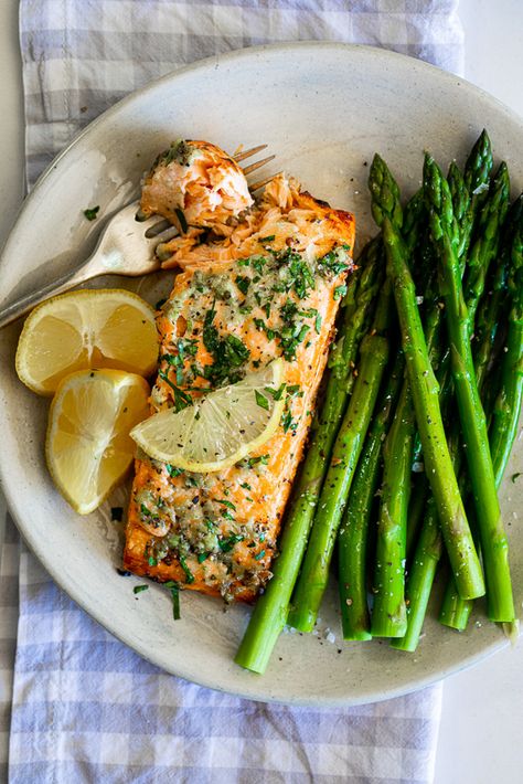 Salmon Air Fryer Recipes Garlic Butter, Lemon Garlic Butter Salmon Baked, Lemon Garlic Salmon Air Fryer, Cook Fish In Air Fryer, Air Fryer Salmon Lemon, Salmon Airfryer Recipe, Salmon Recipes Air Fryer, Salmon Air Fryer Recipes, Lemon Herb Marinade