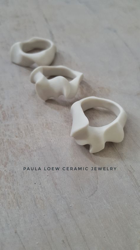 Porcelain Rings Ceramic Jewelry, White Polymer Clay Ideas, Ceramic Rings Jewellery, Ceramic Jewelry Design, Polymer Rings, Porcelain Rings, Polymer Clay Rings, Diy Clay Rings, Ceramic Jewerly