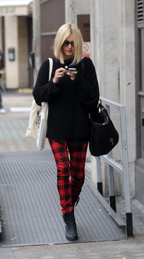 I want plaid everything Fearne Cotton Style, Neo Grunge Style, Neo Grunge, Tartan Pants, Fearne Cotton, Tokyo Street Fashion, Woman Walking, Celebrity Street Style, Winter Trends