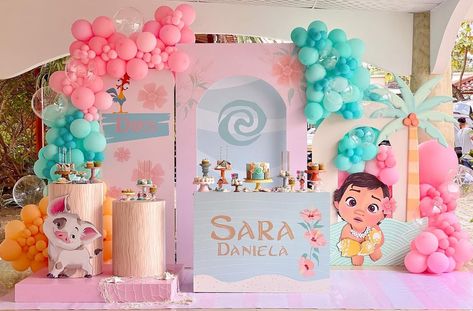 Portofiesta on Instagram: “Moana Baby🌸 Celebramos el segundo cumpleaños de Sara Daniela con una decoración linda y súper tierna😍🥺🌸 Que creen que la da el toque…” Moana Birthday Party Cake, Pocahontas Birthday Party, Moana Birthday Decorations, Moana Party Decorations, Elena Birthday Party, Moana Decorations, Moana Birthday Cake, Moana Birthday Party Theme, Moana Theme Birthday