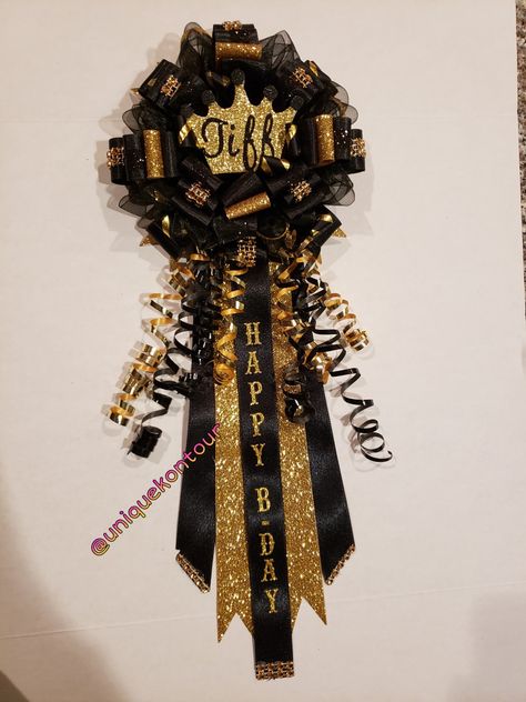 Mums Homecoming Black And Gold, Black And Gold Mums For Homecoming, Birthday Pins Ribbon Ideas, Birthday Pins Ribbon Diy, Homecoming Mums Orange And Black, Mum Black And Gold, Black And Orange Homecoming Mum, Black Gold And White Homecoming Mums, Diy Birthday Pin