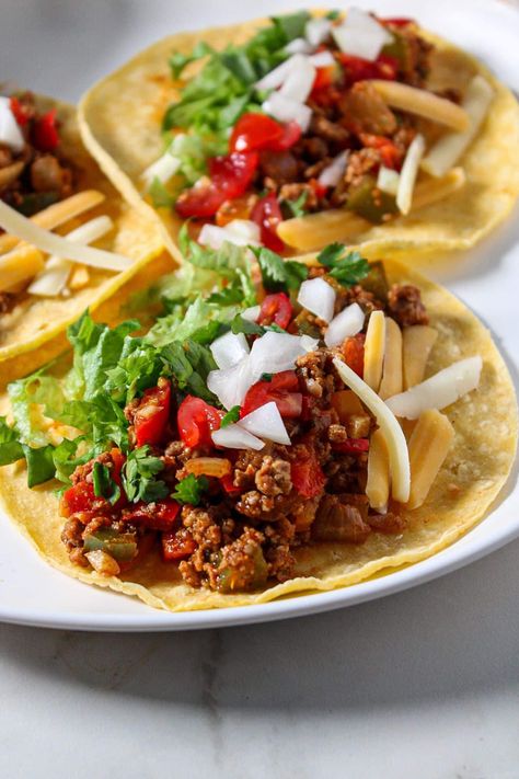 Easy delicious tacos with peppers made with ground turkey, taco spices, bell peppers, onion and garlic sauteéd together in a pan. Meatless Taco, Taco Spice, Cholesterol Foods, Quick Healthy Dinner, Beef Salad, Healthy Tacos, Shredded Lettuce, Quick Weeknight Dinners, Vegetarian Cheese