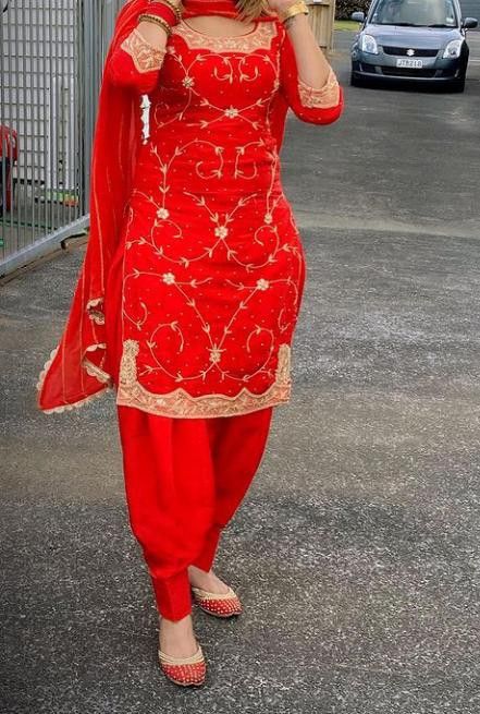 Red Suits For Women Indian Salwar Kameez, Red Punjabi Suit, Gown Dress Party Wear, Suits For Women Indian, Indian Dresses For Women, Silk Kurti Designs, Suits Punjabi, Gown Party Wear, Indian Fashion Trends