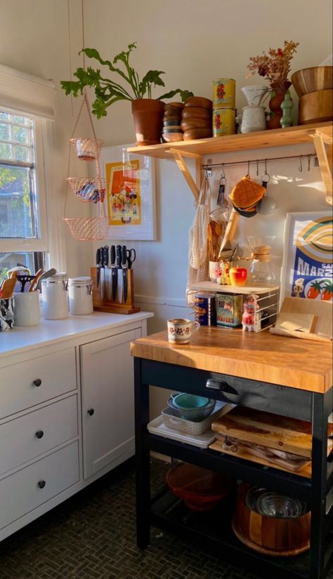 Cozy Kitchen Organization, Cute Kitchen Set Up, Uni Kitchen Decor, Cozy Colorful Kitchen, Ambient Lighting Kitchen, Colorful Small Kitchen, Amelie Kitchen, Dream House Decor Kitchen, Extra Counter Space In Kitchen