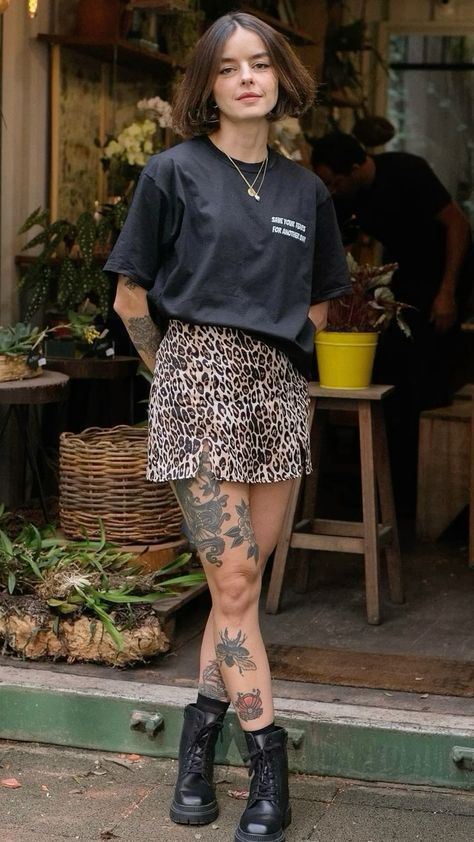 Edgy Mini Skirt Outfit, Outfit Festival Verano, Style Graphic Tee Outfits, Grunge Style Aesthetic, Semi Formal Mujer, Look Animal Print, Aesthetic Doctor, Elsa Shirt, Midsize Outfits