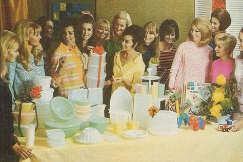 A look back in time to the Tupperware Parties of the 1960's. Tupperware Party, Tupperware Recipes, Vintage Advertising Art, Vintage Blog, Retro Advertising, Vintage Tupperware, Old Tv, The 1950s, Vintage Ads