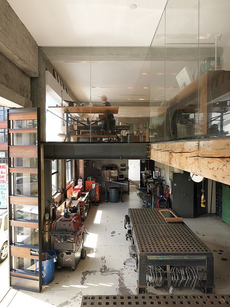 sand-studios-workshop Officine In Garage, Garage Designs, Plan Garage, Garage Loft, Industrial Loft, Design Del Prodotto, Wooden Beams, Garage Design, Architecture Office