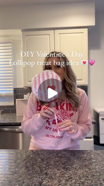 Lauren on Instagram: "DIY Valentine’s Day lollipop treat bag! ❤️Comment “hearts” and I’ll send the links to everything I used! ! I had so much fun making all the Candy things for Christmas so I wanted to continue with it for Valentine’s Day lol💌This would also be fun to do with your kids. My kids thought it was so cool and it’s fun because they get to open it and be surprised at what’s in there! #valentines #valentinesdaygift #valentinesdayideas #valentinesday" Valentine Ideas For School, Valentines Day Goodie Bags For School, Valentines Day Class Treats, Valentine Candy Ideas, Valentines Day Goodie Bags, Kids Valentine Ideas, Valentine Ideas For Kids, Things For Christmas, Lollipops Diy