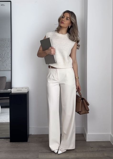 All White Office Outfit, Old Money Corporate Outfit, Beige Tailored Pants Outfit, White Tailored Pants Outfit, Intern Fits, Pantalon Blanco Outfit, Smart Casual Outfit Women, Modest Chic Outfits, Tailored Pants Outfit