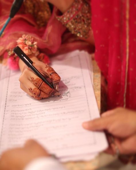 Shadi Pic, Simple Mehndi Dresses, Status Aesthetic, Engagement Rings On Finger, Aesthetic Status, Sara Khan, Muslim Wedding Photography, Engagement Ring On Hand, Crown Aesthetic