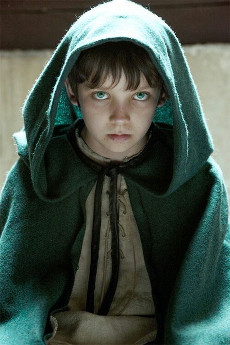 Day 05 Favorite Guest Star- Asa Butterfield as young Mordred. He was the perfect mix of adorable and creepy and he definitely opened up a lot of  intersting storylines with the prophecy, Arthur's destiny and the choice Merlin has to make. Freya is a close second. Wait no Balinor. Oh and Daegal! (Theres just too many) Asa Butterfield Merlin, Mordred Merlin, Bowie Aesthetic, Merlin Series, Merlin Bbc, Creepy Eyes, Asa Butterfield, Face References, Arthurian Legend