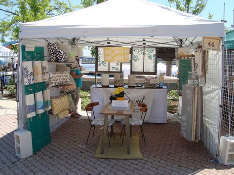 Booth Display - I kind of like the little table in the middle.  (It depends on the crowds though.) Art Festival Booth, Market Tent, Art Fair Booth, Vendor Booth Display, Craft Show Booths, Craft Show Booth, Craft Booth Display, Vendor Displays, Fair Booth