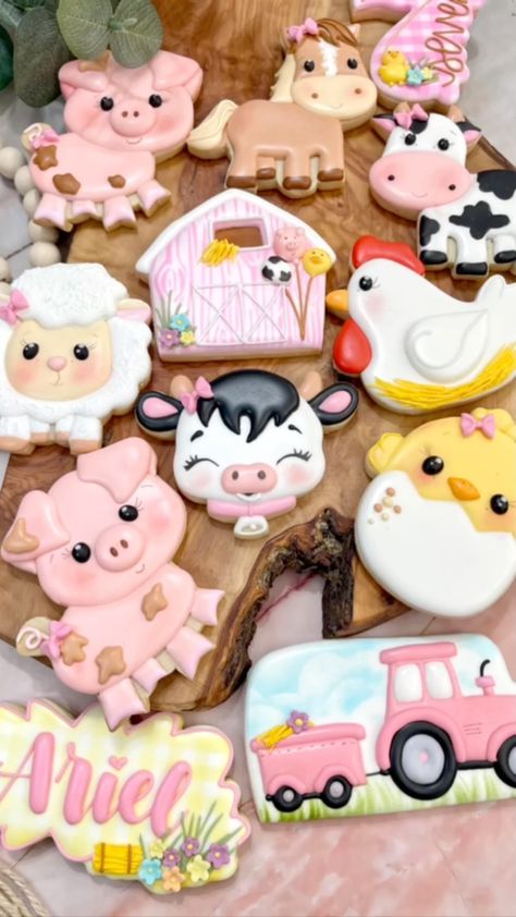 Jeniffer Gómez (@kekosandjellys) • Instagram photos and videos Farm Animal Macarons, Barnyard Cookies Decorated, Moo Moo Im Two Cookies, Farm Cookies Decorated, Cow Baby Shower Cookies, Cow Print Cookies, Farm Animal Sugar Cookies, Cow Sugar Cookies, Barnyard Cookies