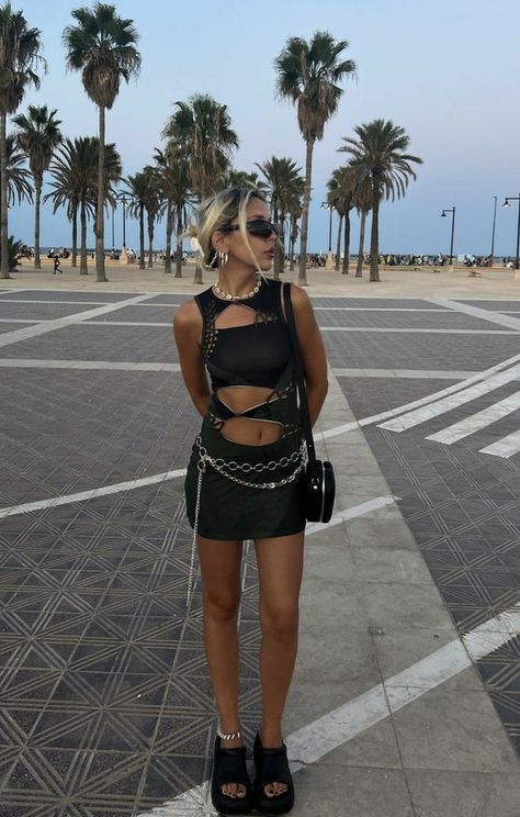 Street Style Music Festival Outfit, Minimalist Rave Outfit, Lowkey Festival Outfits, Ibiza Rocks Outfit, Rave Fits Casual, Festival Fits 2023, Festival Inspo Outfits 2023, Elrow Festival Outfit, Coachella Poses