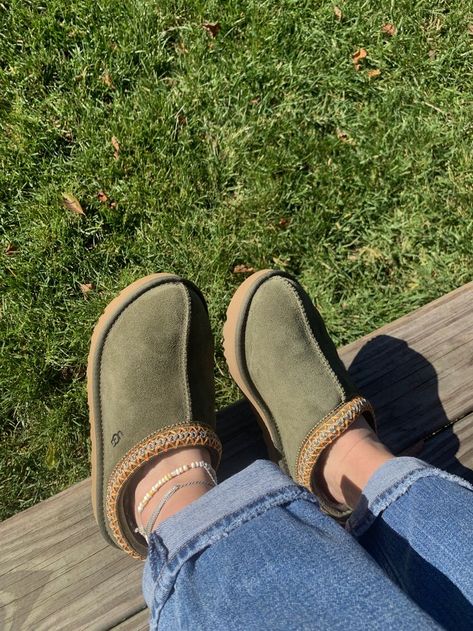 Tasman ugg slippers in green, fall atutumn clean girl baggy light wash jeans outfit inpiration Green Tasman Uggs, Baggy Light Wash Jeans Outfit, Uggs Tasman Outfit, Uggs Boots Outfit, Green Uggs, Tasman Uggs Outfits, Ugg Tasman Slippers Outfit, Tasman Slippers Outfits, Ugg Slippers Outfit