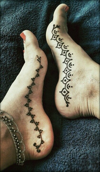 Simple #henna design for feet. Had some spare time this morning!! :) #mehndi More Henne Tattoo, Kule Ting, Design Your Own Tattoo, Jagua Henna, Hibiscus Tattoo, Tato Henna, Foot Henna, मेहंदी डिजाइन, Simple Henna Tattoo