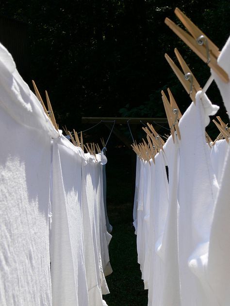 espandidos Laundry Lines, Rural Living, Vintage Laundry, Laundry Drying, Washing Line, Fresh Linen, Doing Laundry, Drying Clothes, White Towels