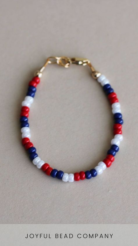 4th of July bracelet Blue And Red Bracelet, Fourth Of July Necklace, Usa Bracelet Ideas, Red White And Blue Bracelets, 4th Of July Bracelets, Seed Bead Jewelery, Blue Bracelets, Patriotic Bracelet, Bracelets For Girls