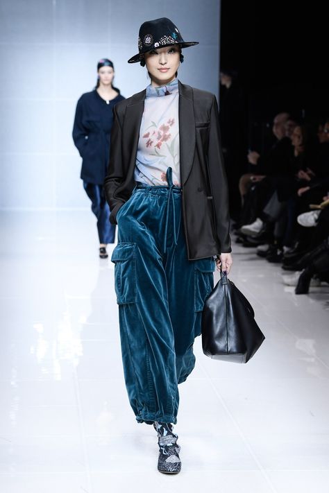 Giorgio Armani Fall 2024 Ready-to-Wear Runway, Fashion Show & Collection Review [PHOTOS] Show Collection, Fashion Night, Vogue Magazine, Fashion Show Collection, Fall 2024, Milan Fashion, Business Fashion, Milan Fashion Week, Giorgio Armani