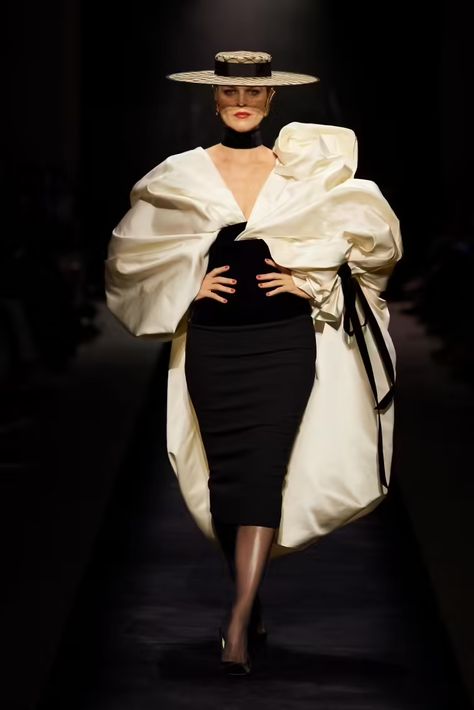 Maison Schiaparelli - Haute Couture FALL-WINTER 2022/23 : 17 / 33 - LOOK 17 Schiaparelli Couture, Asymmetrical Shirt, Elsa Schiaparelli, Armani Prive, Interesting Ideas, Zuhair Murad, Giambattista Valli, Winter 2022, Paco Rabanne