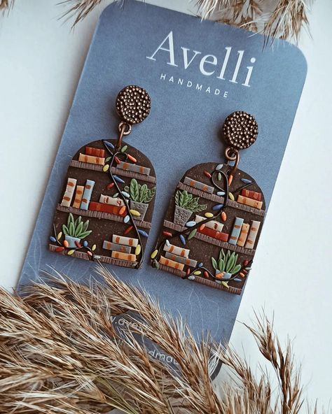 Earring Art, Polymer Clay Painting, Diy Jewelry To Sell, Fimo Jewelry, Diy Earrings Polymer Clay, Book Earrings, Handmade Clay Jewelry, Clay Diy Projects, Resin Jewelry Making