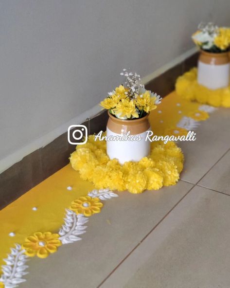 Welcoming Ganpati Bappa into our hearts and home with love and festive decor. Adorning the entrance with a lush Banana leaf Toran and a bright yellow-themed Rangoli, adding a touch of nature and warmth to his arrival. #GanpatiBappaMorya #BananaLeafDecor #YellowThemeDecor #FestiveVibes #GanpatiDecoration #NatureInspiredDecor #DivineDecor #EcoFriendlyDecor #GanpatiAtHome #TraditionalDecor #RangoliDesign #BananaLeafToran #GaneshChaturthiCelebration #HomeDecorIdeas #FestiveColors Toran Decoration Ideas, Entrance Rangoli Designs, Flower House Decor, Diwali Corner Decoration, Welcome Rangoli Design Entrance, Simple Diwali Decorations At Home, Diwali Decorations At Home Entrance, Corner Rangoli Designs, Leaf Toran